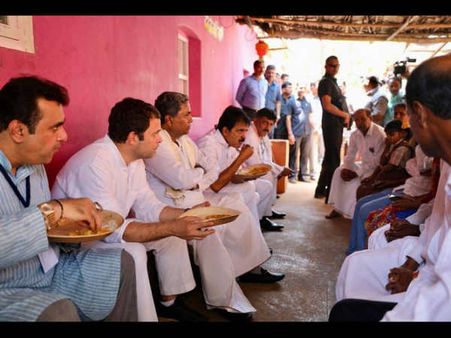 ఉడిపిలో లొట్టలు వేస్తూ నీరు దోసె, సీగేడి సాంబార్ ఆరగించిన రాహుల్ గాంధీ, సూపర్ !