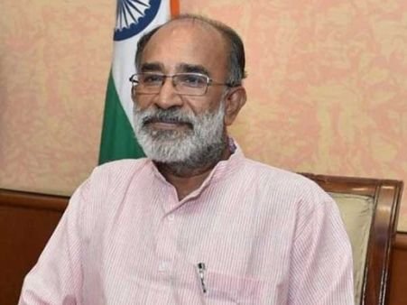 తెల్లవాళ్ల ముందు దుస్తులు ఊడదీస్తాం, కానీ: కేంద్రమంత్రి వివాదాస్పద వ్యాఖ్యలు