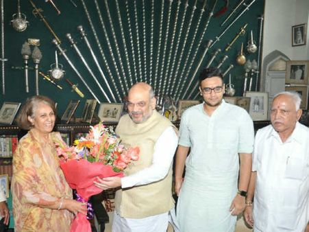 మైసూరు యువరాజును కలిసిన అమిత్ షా, రాజకీయ వేడి, బీజేపీలోకి యువరాజు ?