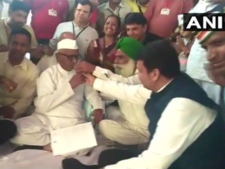 ఫడ్నవీస్ చర్చలు: నిరాహార దీక్షను విరమించిన అన్నా హజారే