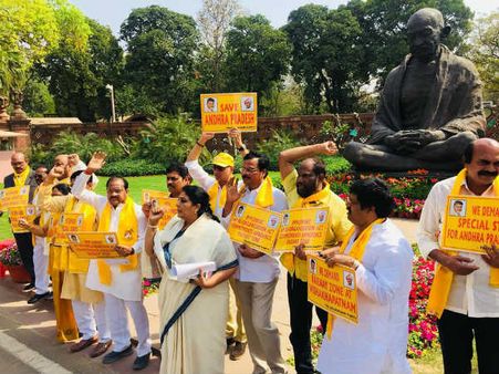 అవిశ్వాసంపై చర్చకు సిద్దం: ప్రభుత్వం, విపక్షాల ఆందోళనలతో లోక్‌సభ వాయిదా