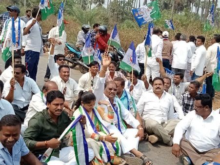 ప్రత్యేక హోదా: ఏపీలో జాతీయ రహదారుల దిగ్భంధం, స్తంభించిన రాకపోకలు