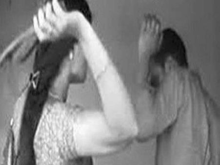 ఉమెన్స్ డే రోజే...ఎంఈవోని చెప్పుతో కొట్టిన లేడీ టీచర్