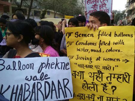 విద్యార్థినులపైకి వీర్యం నింపిన బెలూన్లు: ఢిల్లీలో ధర్నా