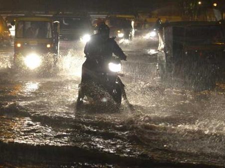 బెంగళూరులో భారీ వర్షం, టెక్కీలకు సినిమా, తమిళనాడు దెబ్బకు తడిచిముద్ద అయ్యారు!