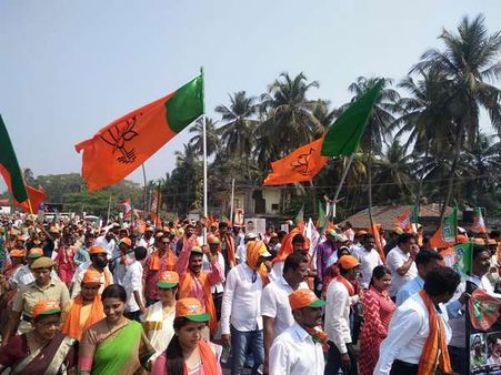 సీఎం సిద్దరామయ్య నరహంతకుడు, కాంగ్రెస్ పాపాలు పండిపోయాయి: కేంద్ర మంత్రి, ఎంపీ !