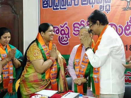 టీడీపీలో నాపై కక్షకట్టారు! అవమానం, ఊహించలేదు: బీజేపీలో చేరిన నటి కవిత
