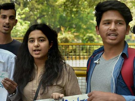 సిబిఎస్ఈ పేపర్ లీక్: చెలరేగుతున్న దుమారం, విద్యార్థుల ఆందోళన