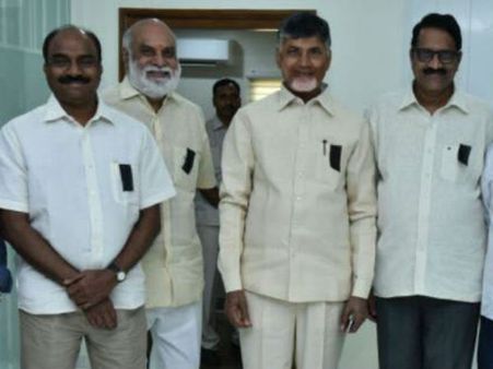 చంద్రబాబుకు సినీ ప్రముఖుల మద్దతు, రాఘవేంద్ర రావు భేటీ: లోకేష్ 'బ్లాక్ బ్యాడ్జ్'