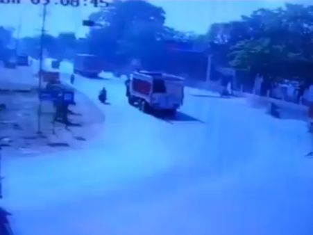 ఇసుక మాఫియా పనేనా: ట్రక్ కింద నలిగిపోయిన జర్నలిస్టు