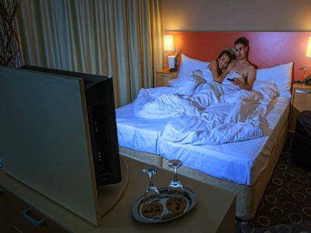 బెడ్ రూంలో నగ్నంగా భార్య, ప్రియుడు, భర్త ఎంట్రీ, రూ. 45 లక్షలు ఇన్సూరెన్స్, అడ్డంగా !