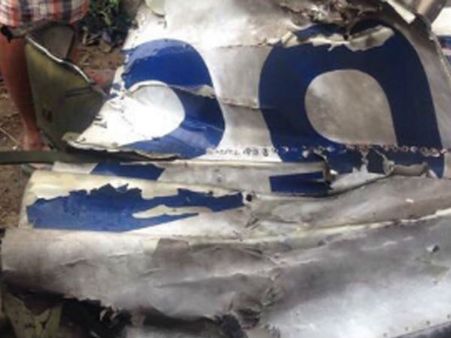 ఇంట్లోకి దూసుకెళ్ళిన విమానం: పది మంది మృతి