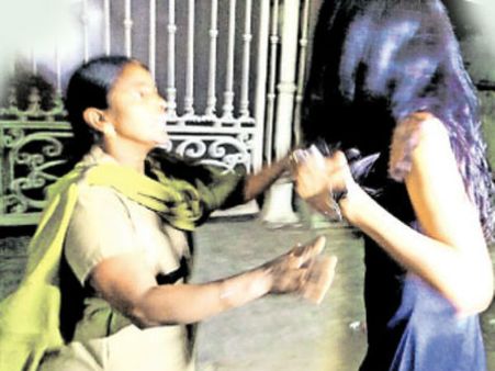 వీకెండ్ రచ్చ: చుక్కేసి పోలీసులకే చుక్కలు చూపించిన యువతులు, పట్టుబడ్డ మోడల్?