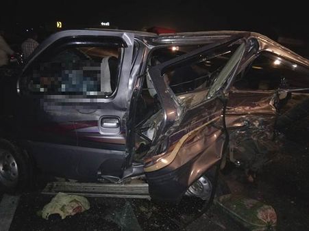 తమిళనాడులో రోడ్డు ప్రమాదం, కారు నుజ్జునుజ్జు: బెంగళూరుకు చెందిన ఐదు మంది!