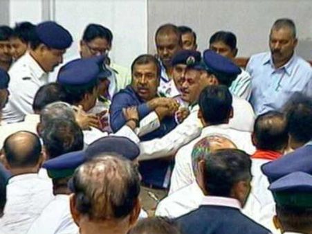 తలవంపులు: అసెంబ్లీలో కొట్టుకున్న కాంగ్రెసు, బిజెపి ఎమ్మెల్యేలు