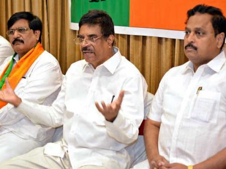 బాబు ఎఫెక్ట్: కేంద్ర మంత్రివర్గంలో బెర్త్ ఎవరికీ, అదృష్టవంతులు వీరేనా?