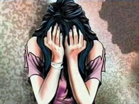 ‘‘కేసులు విత్‌డ్రా చేసుకోకుంటే నీ నగ్న వీడియోలు యూట్యూబ్‌లో అప్‌లోడ్ చేస్తా..’’