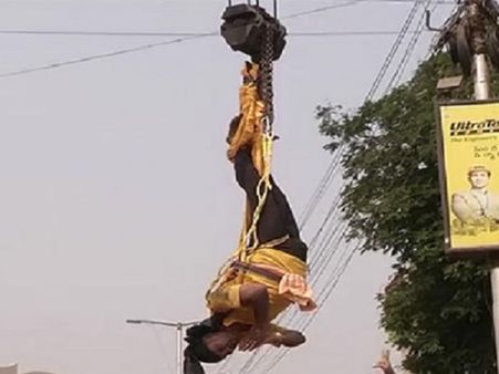 గుంటూరు:ప్రత్యేక హోదా కోసం...టిడిపి నేత వినూత్న నిరసన!