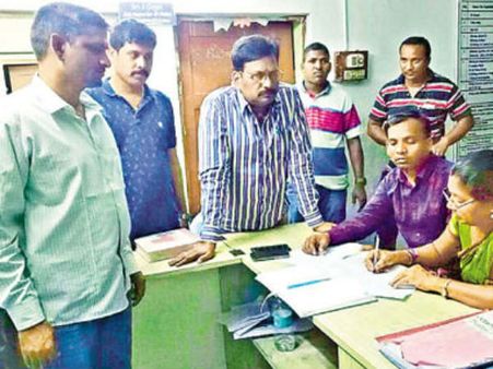 ఆటోలో ఎక్కి మాటల్లో పెట్టారు: దిగాక చూసుకుంటే?, లబోదిబోమన్న మహిళ..