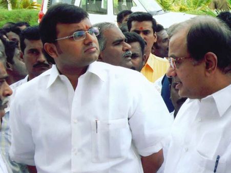 తండ్రీకొడుకులు భయపడ్డారు: కార్తీ అరెస్టుకు ముందే సుప్రీంలో చిదంబరం పిటిషన్!