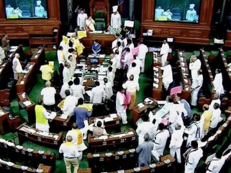 విపక్షాల ఆందోళన, కాంగ్రెస్ పట్టు: లోక్‌సభ రేపటికి వాయిదా