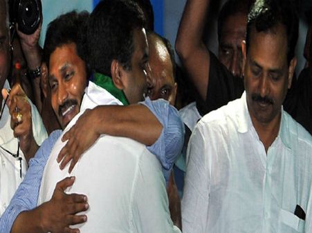 గుంటూరు జిల్లా వైసీపీలో కలకలం...జగన్ ఉండగానే ఇలా!