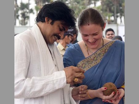 పవన్ కళ్యాణ్ కొత్త ఇల్లు ప్రత్యేకతలు ఇవే! భార్యతో కలిసి ఇలా.. (ఫోటోలు)