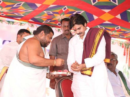 పాలకుల ప్రజావ్యతిరేక నిర్ణయాలు జనసేనకు లాభం: పంచాంగ శ్రవణం