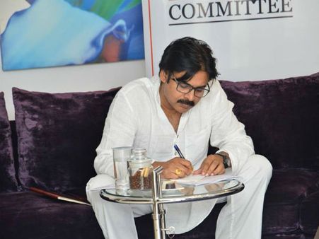 రాసిచ్చిన స్క్రిప్టు చదువుతున్నావా?, రాష్ట్రానికి అసలు నీ అవసరమే లేదు: పవన్‌పై టీడీపీ