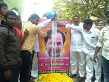 కేసీఆర్ చిత్ర పటానికి ఏపీలో పాలాభిషేకం: ఆ నిర్ణయంపై హర్షం..