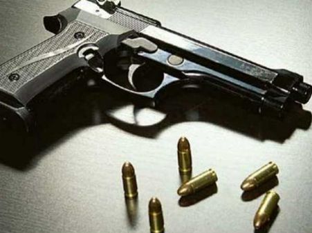 తుపాకీ మిస్‌పైర్... కానిస్టేబుల్ ఛాతీలోకి దూసుకెళ్లిన తూటా!