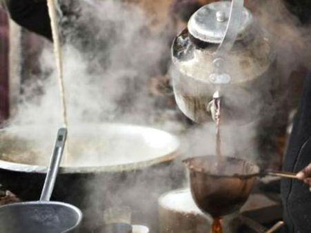 టీ స్టాల్: నెలకు రూ.12 లక్షల సంపాదన, ఎక్కడో తెలుసా?