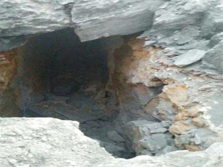 మంగంపేట గనుల్లో సొరంగం బైటపడింది: సైలెంట్ గా మూసేశారు