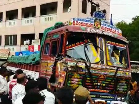 ఇసుక మాఫియానా... మజాకా: 1700 ఎకరాలు దర్జాగా కబ్జా