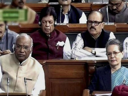 లోకసభలో అనూహ్య పరిణామాలు: ఖర్గేపై దాడికి యత్నం, వారించిన సోనియా గాంధీ