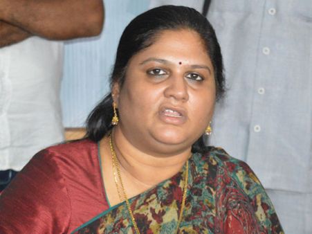 వైసిపి షోకాజ్ నోటీసుపై...తేల్చుకుంటానంటున్నఎంపి గీత