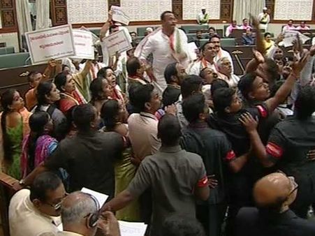 గవర్నర్‌కు డిసిప్లేన్ లేదా, ఢిల్లీలో మీరు వెళ్లట్లేదా: జీవన్, 'స్వామిగౌడ్ కార్నియా దెబ్బతింది'