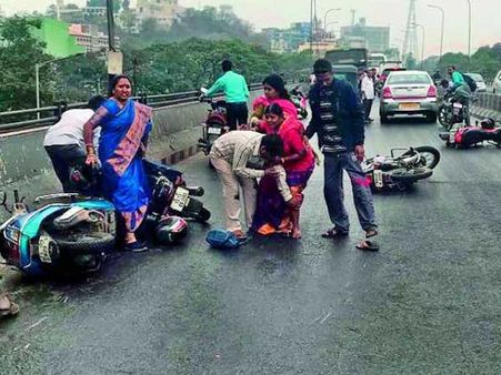 సిటీ ఫ్లైఓవర్లకు ఏమైంది?: జారిపడిపోతున్న బైకర్లు, ఆందోళన