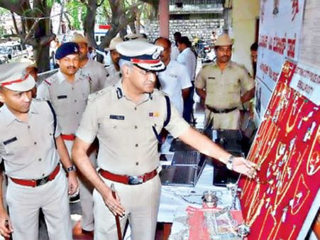 టెక్కీల ఇళ్లే టార్గెట్: వరుస చోరీలతో రెచ్చిన దొంగల ముఠా, ఆటకట్టించిన పోలీసులు