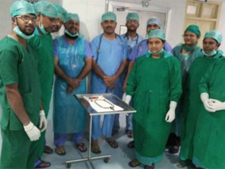 ఆపరేషన్ చేసి షాక్ తిన్న వైద్యులు.. లోపల ఉన్నవేంటో తెలుసా? సెంచరీకి జస్ట్ మిస్.. అంతే!