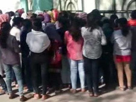 దారుణం: యూనివర్శిటీ హాస్టల్‌లో.. విద్యార్థినులను వివస్త్రలను చేసి.. ఆ వార్డెన్ ఏం చేసిందంటే...