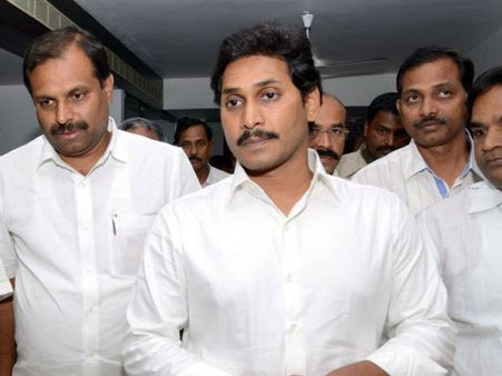 ఒంటరి పోరు పాట: జగన్‌తో బిజెపి సీక్రెట్ అవగాహన?