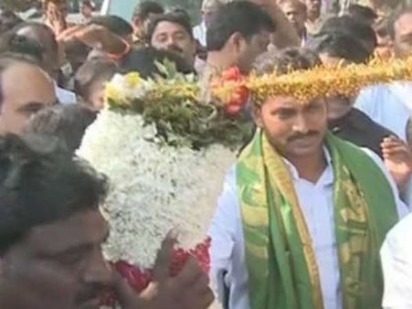 రాజధాని జిల్లాలోకి జగన్ పాదయాత్ర ప్రవేశం: 20 రోజుల పాటు యాత్ర