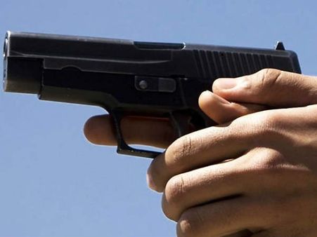 మద్యం మత్తులో తుపాకీ కాల్పులు జరిపిన కొడుకు: తండ్రి, అతని స్నేహితుడికి గాయాలు