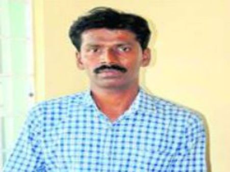 బాత్రూంలో సెల్ కెమెరా పెట్టి విద్యార్థినుల నగ్న వీడియోలు: టీచర్‌కి దేహశుద్ది, అరెస్ట్