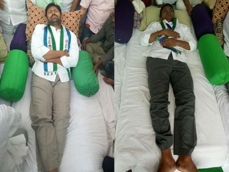 వైసీపీ ఎంపీల ఆమరణ దీక్ష భగ్నం: మిథున్, అవినాశ్‌ల ఆస్పత్రికి తరలింపు, మోడీపై సురవరం ఫైర్