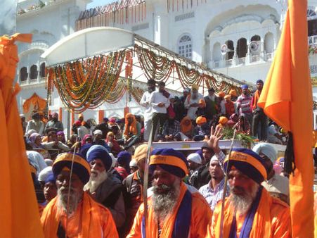 సిక్కుల పండుగ వైశాఖీ ఉత్సవం, అందరు ఒకచోట కలుస్తారు