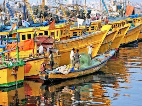 పడవలకు పసుపు రంగు పడితేనే...ప్రభుత్వ పథకాల వర్తింపట!