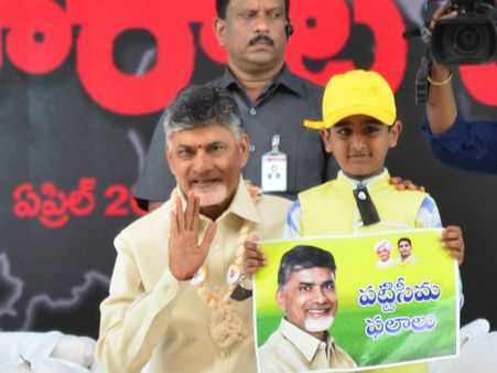 చంద్రబాబు దీక్ష, సామాన్యులకు ట్రాఫిక్ ఇక్కట్లు: జగన్‌పై తీవ్ర విమర్శలు