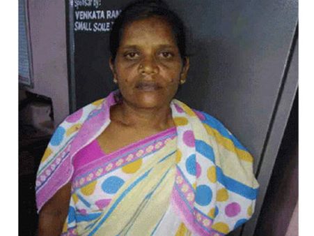 ఆస్థి కోసం చెల్లి దారుణం:మంచం పట్టిన అక్కను కాలితో తన్ని చెప్పుతో కొట్టి...ఇంకా...